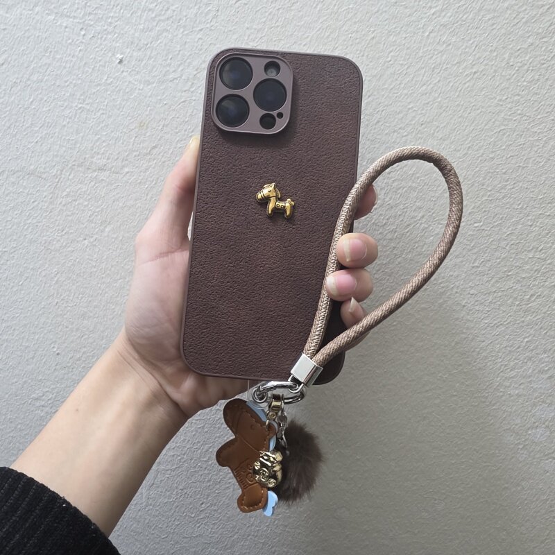 棕色月坑纹立体小马iPhone17proMax手机壳苹果16pro毛球手绳棕马挂件15/14卡通可爱13proMax软胶12