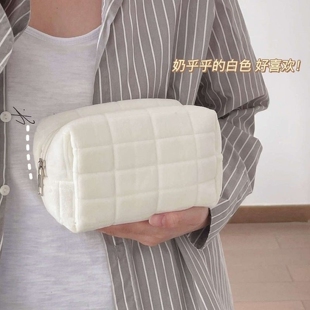 化妆包收纳袋女旅行便携大容量化妆品收纳包高颜值软糯枕头包文具