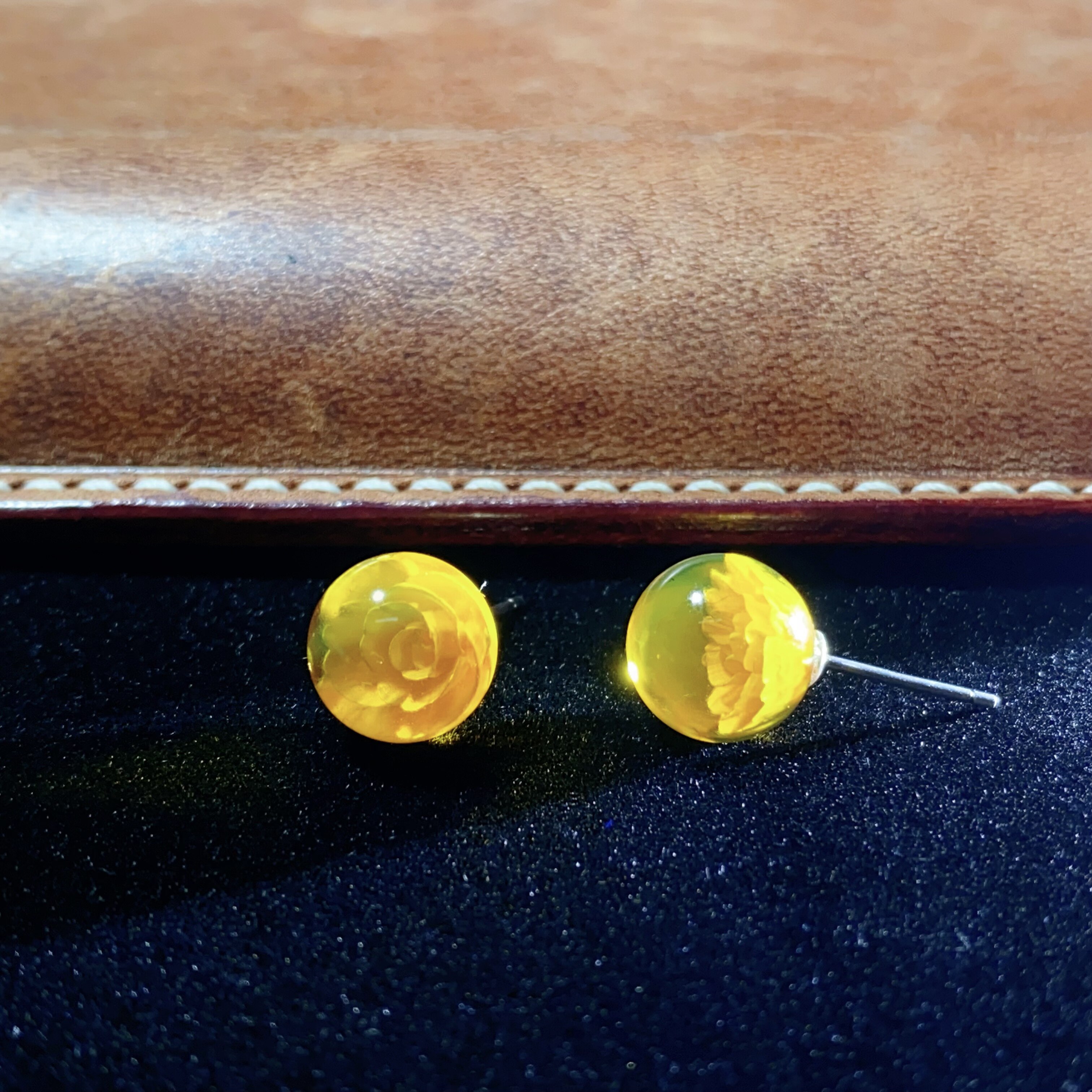 天然墨西哥蓝珀纯手工阴雕花精美时尚简约素款耳钉圆珠琥珀耳饰