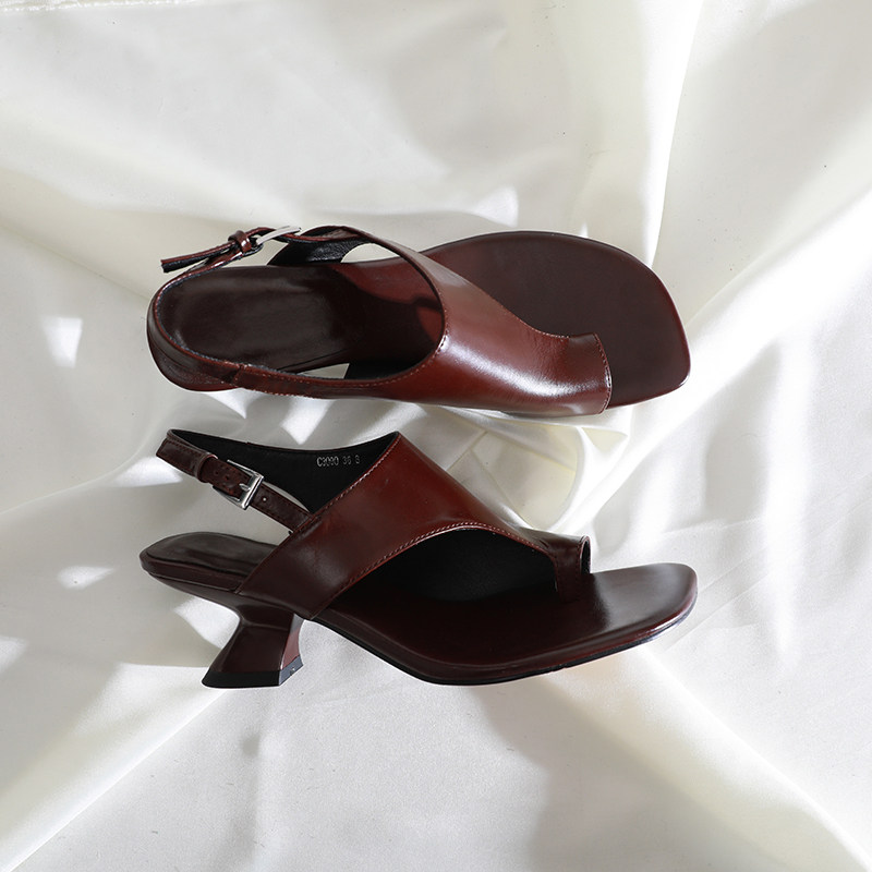莲花府邸2026夏季简约凉鞋方头套趾皮带扣气质粗跟牛皮女鞋子时尚