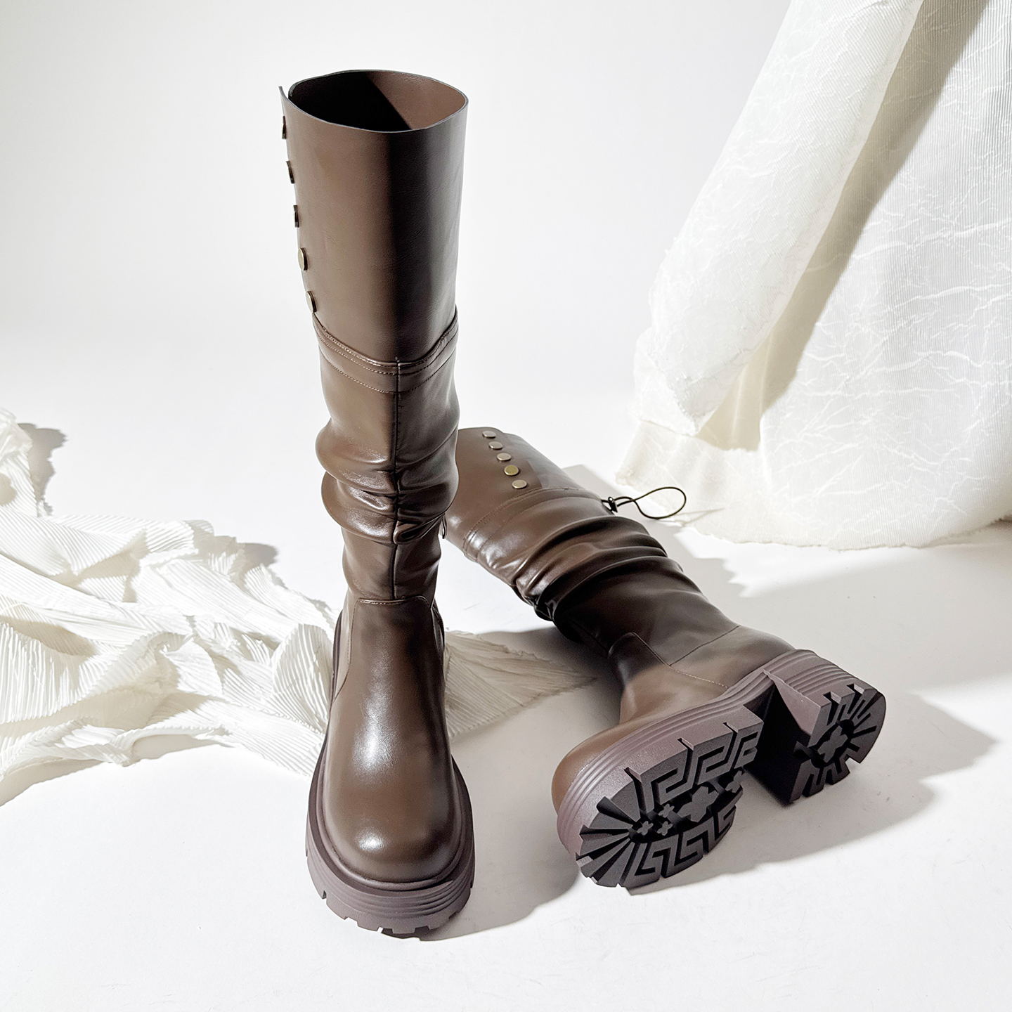 欧美圆头高筒褶皱铆钉骑士靴粗跟