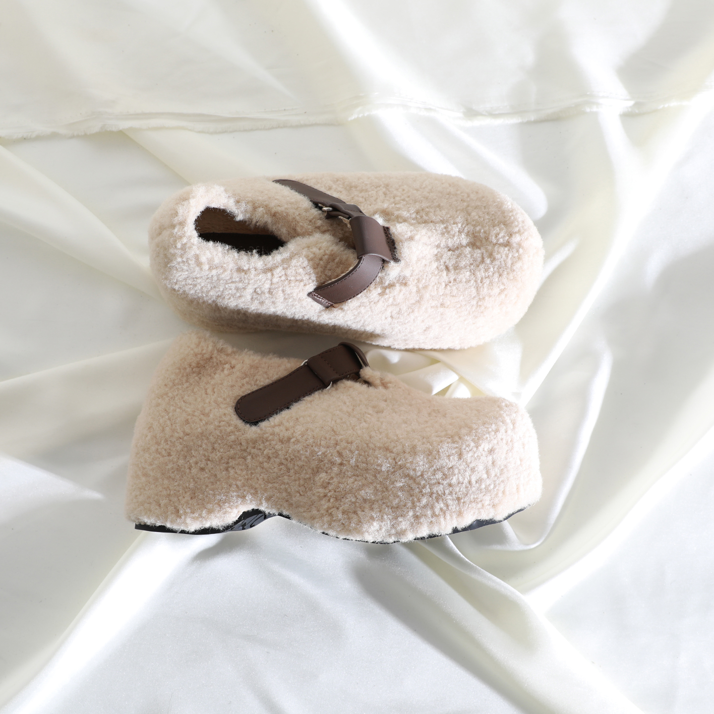 简约圆头深口皮带扣长绒毛毛鞋