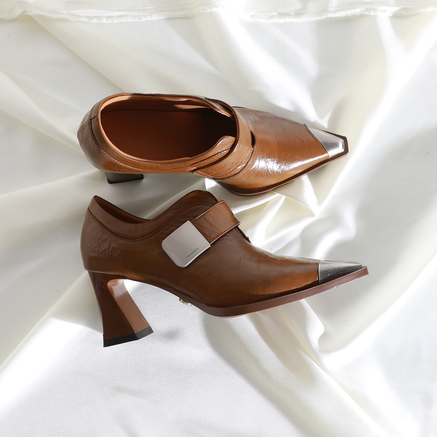 复古金属尖头深口皮带扣套脚单鞋