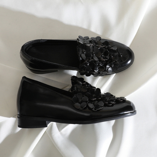 莲花府邸2026春复古英伦单鞋 休闲百搭粗跟羊皮 圆头中口花朵乐福鞋