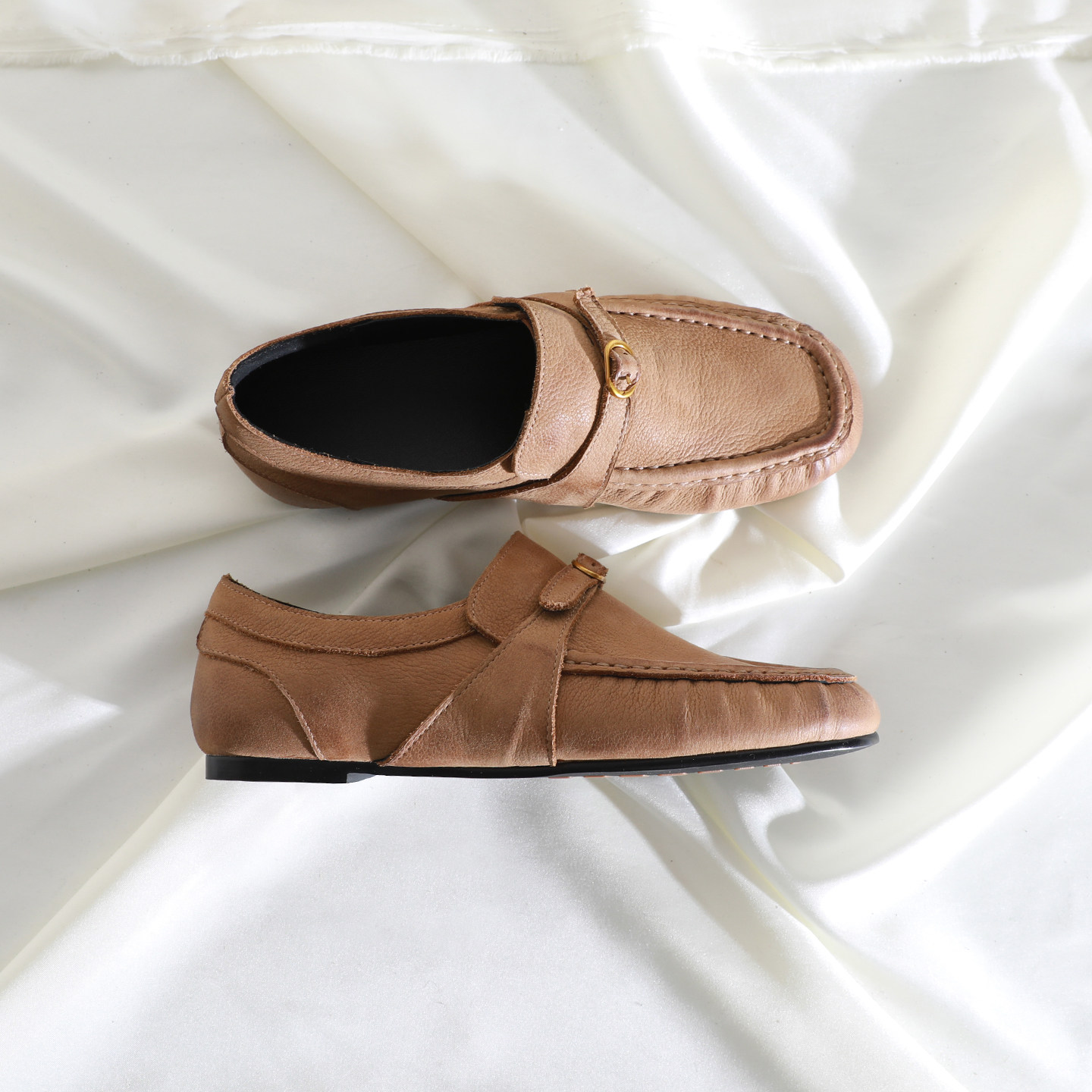 时尚圆头深口皮带扣套脚乐福鞋