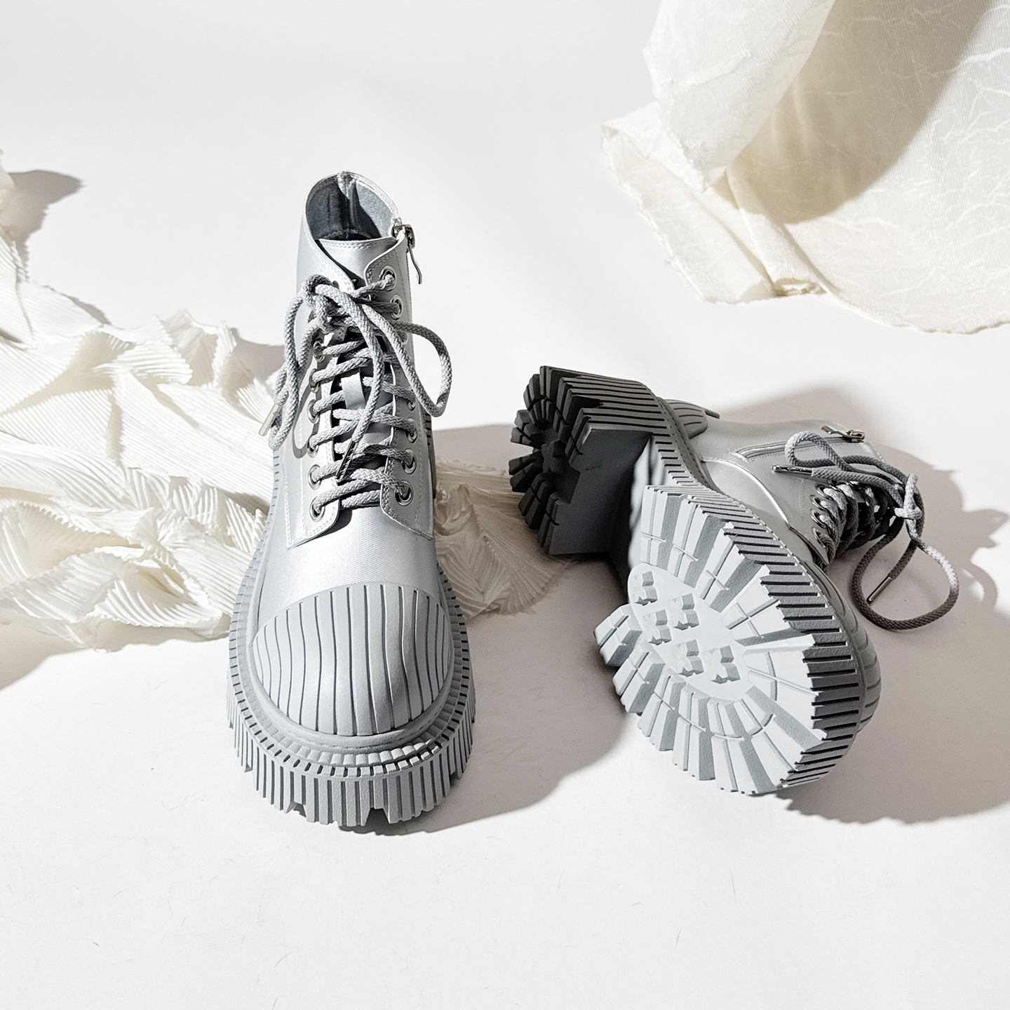 莲花府邸欧美时尚甜酷系带马丁靴