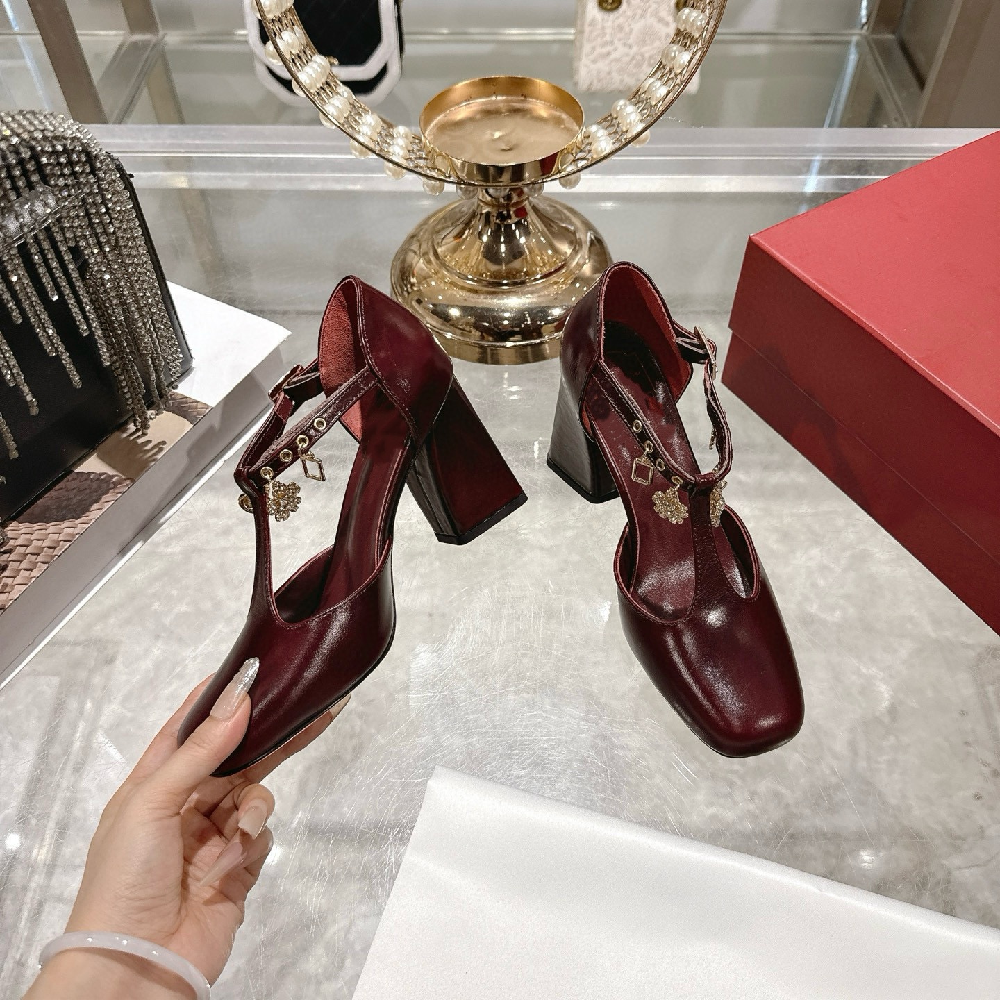 优雅水钻装饰一字扣带粗跟高跟鞋