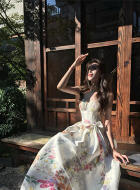 设计感压褶鱼骨碎花裙甜美江南景德镇海边度假穿搭吊带印花长裙子