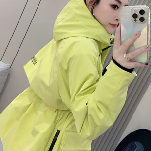 冲锋衣 风衣外套女防风户外旅游连帽短个性 2026春秋新款 时尚