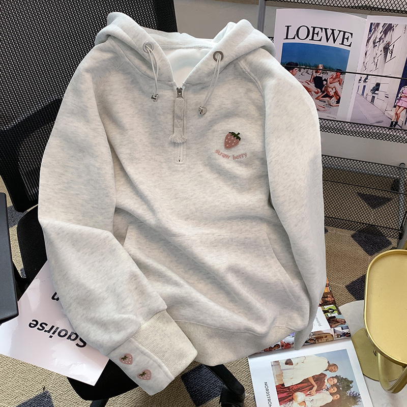 2025新款日系减龄草莓卫衣女秋冬季新款宽松大码连帽加绒外套刺绣