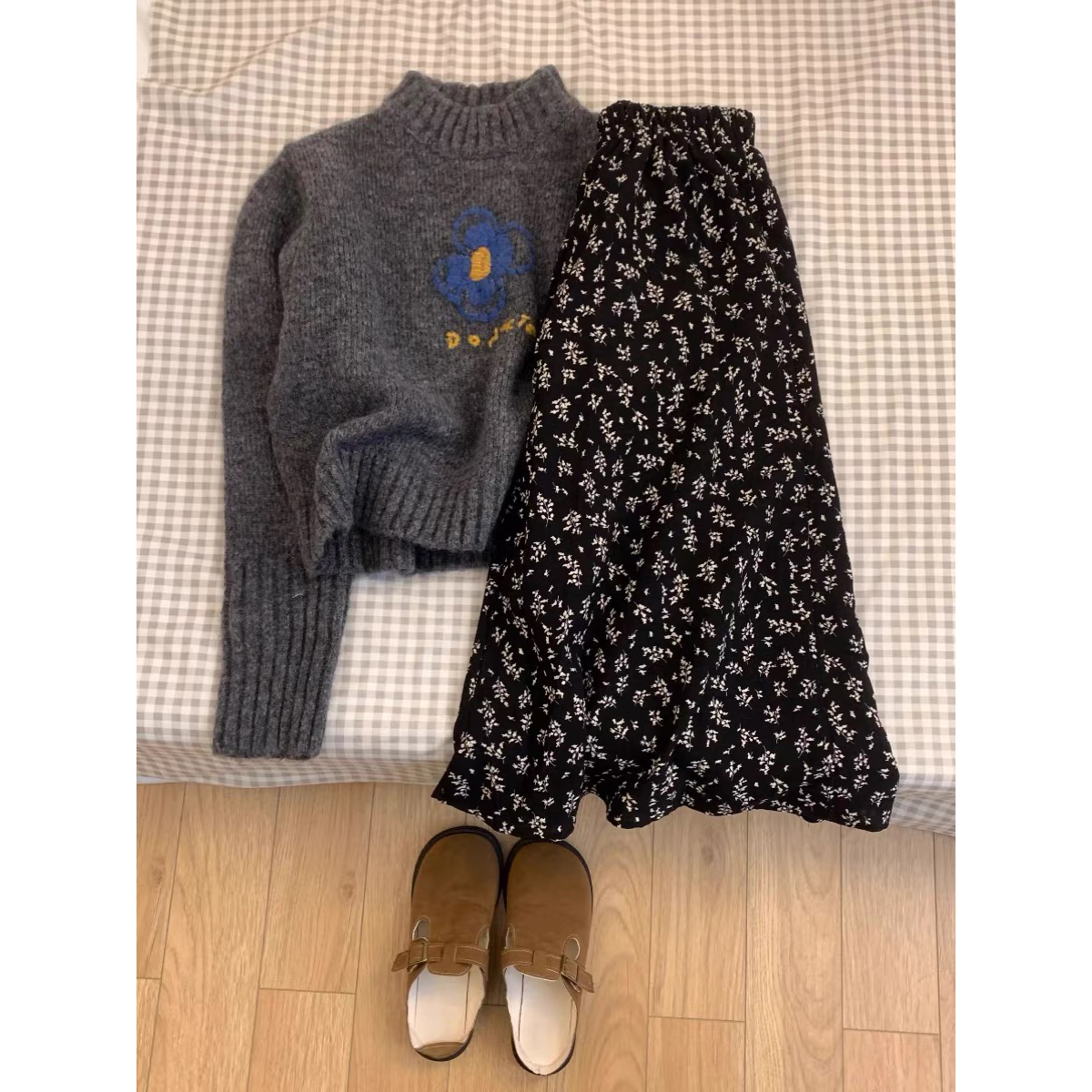 大牌衣服捡漏尾货清仓韩系复古针织上衣秋内搭套头甜美钩花毛衣女