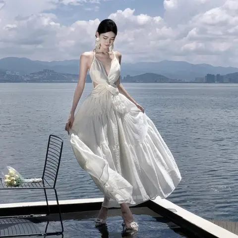 白色蝴蝶吊带连衣裙女夏晕染重工大裙摆海边度假拍照超仙绝美长裙