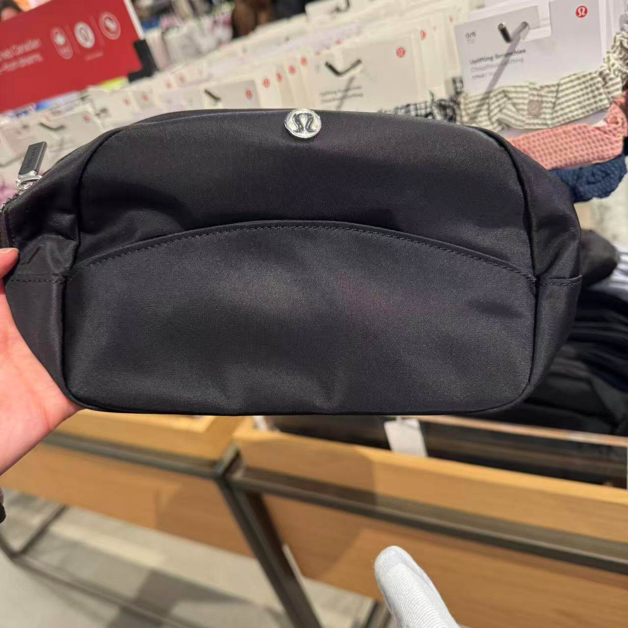 Lululemon/露露乐蒙 City Essentials Pouch 化妆包手拿包洗漱包 - 实物图