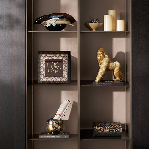 样板间电视柜旁装饰沙发边柜摆件