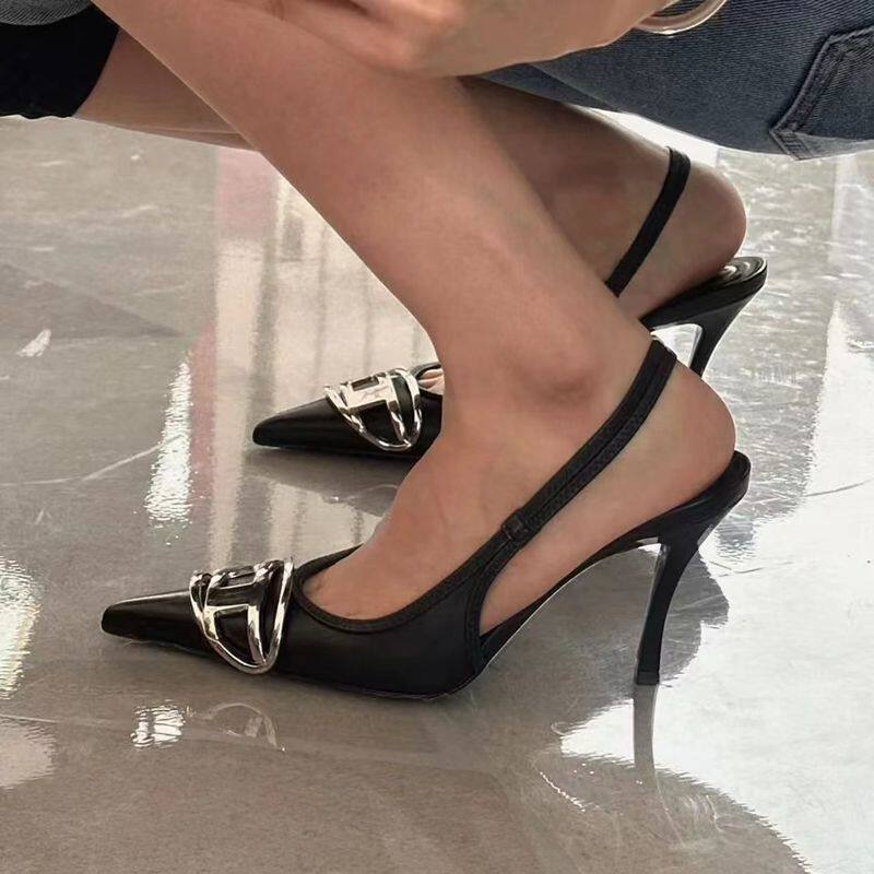 D字母黑色高跟鞋2026春金属扣银色尖头真皮细跟单鞋牛仔布后空鞋