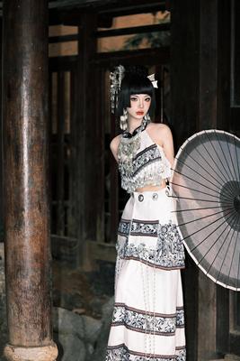 苗族服装女白色苗疆爆款少数民族服饰土家族写真旅拍少女演出服新