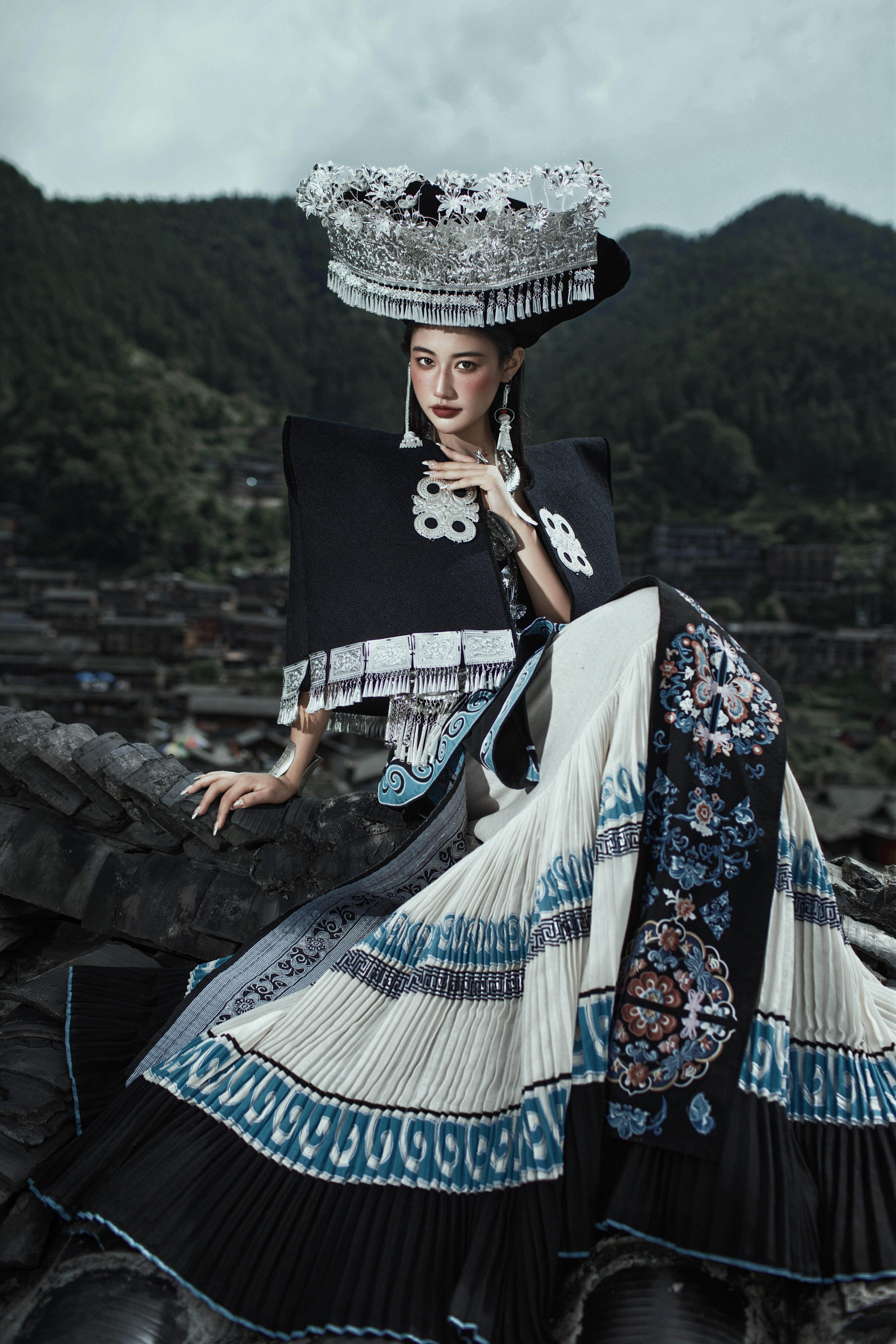 彝族服装女四川凉山彝族爆款重工刺绣彝族服装苗疆少女高端旅拍服
