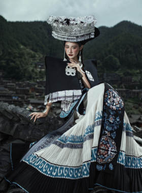 彝族服装女四川凉山彝族爆款重工刺绣彝族服装苗疆少女高端旅拍服