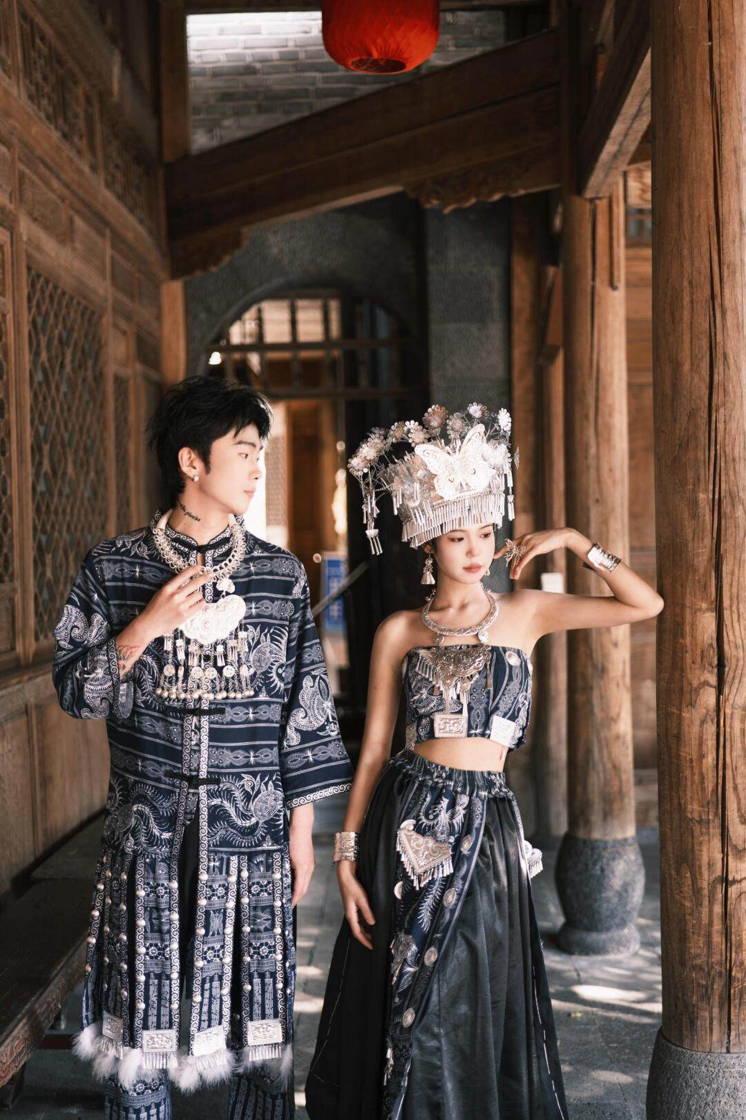 苗族蜡染情侣写真服装苗族侗族腊染服饰苗疆少女旅拍摄影舞台服饰