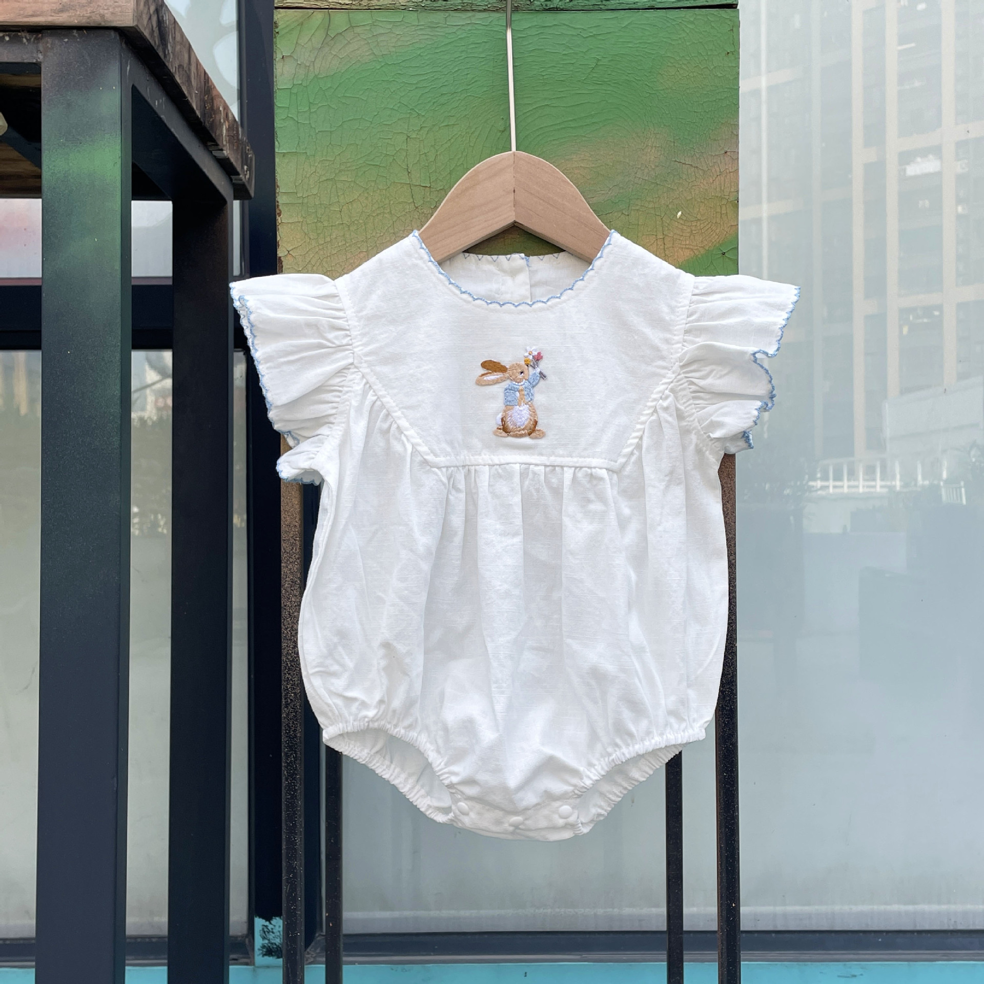 婴儿夏季新款女宝小兔子刺绣包屁哈衣满月百天服飞袖公主爬服薄款