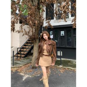 七颗虾滑V领连衣裙早秋季女2025修身显瘦巨好看流行穿搭针织裙子