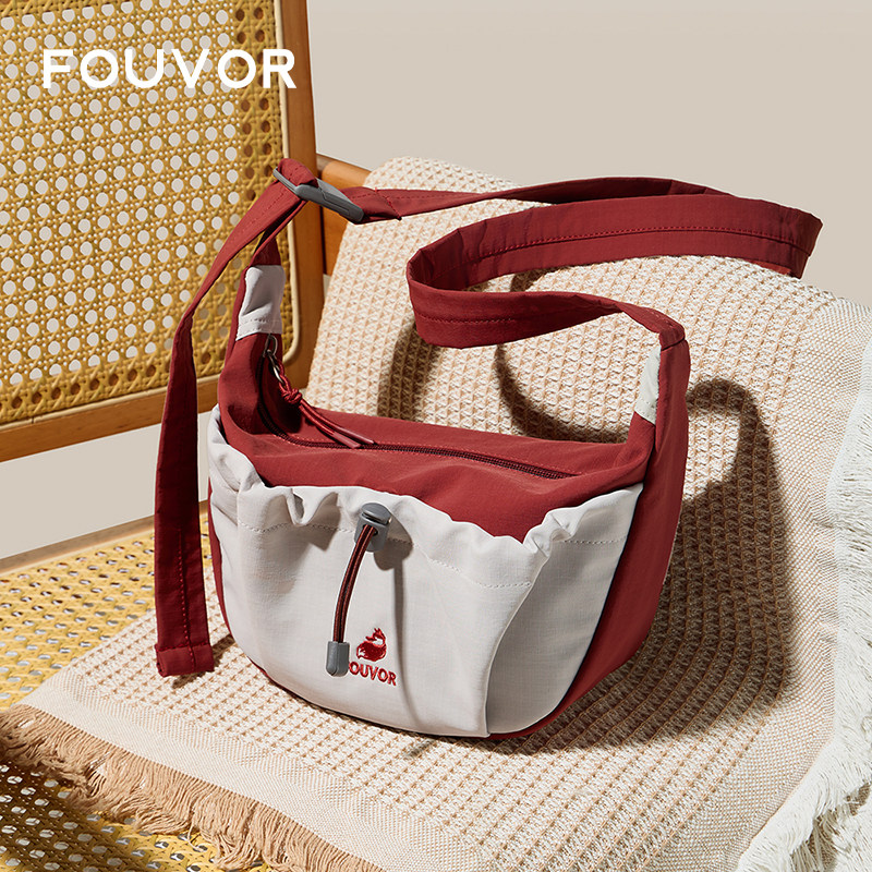 火狐尼龙手机包2026新款旅游褶皱斜挎包小巧帆布单肩斜挎包时尚女