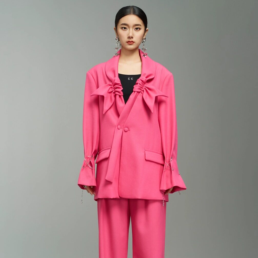 YIJIANGLAN 甜酷风玫红色蝴蝶结西装女喇叭袖系带翻领外套8D8025