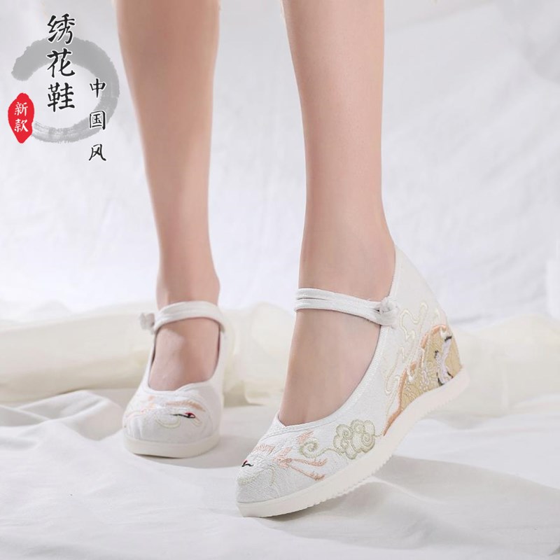老北京古风汉服搭配高跟绣花布鞋