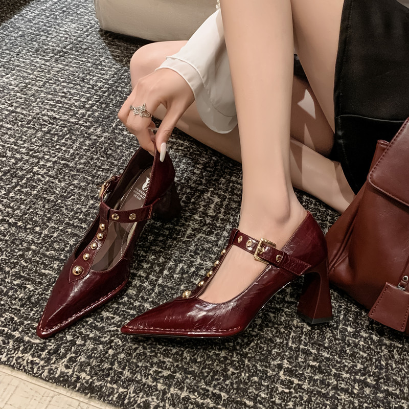 女高跟尖头T型带铆钉单鞋