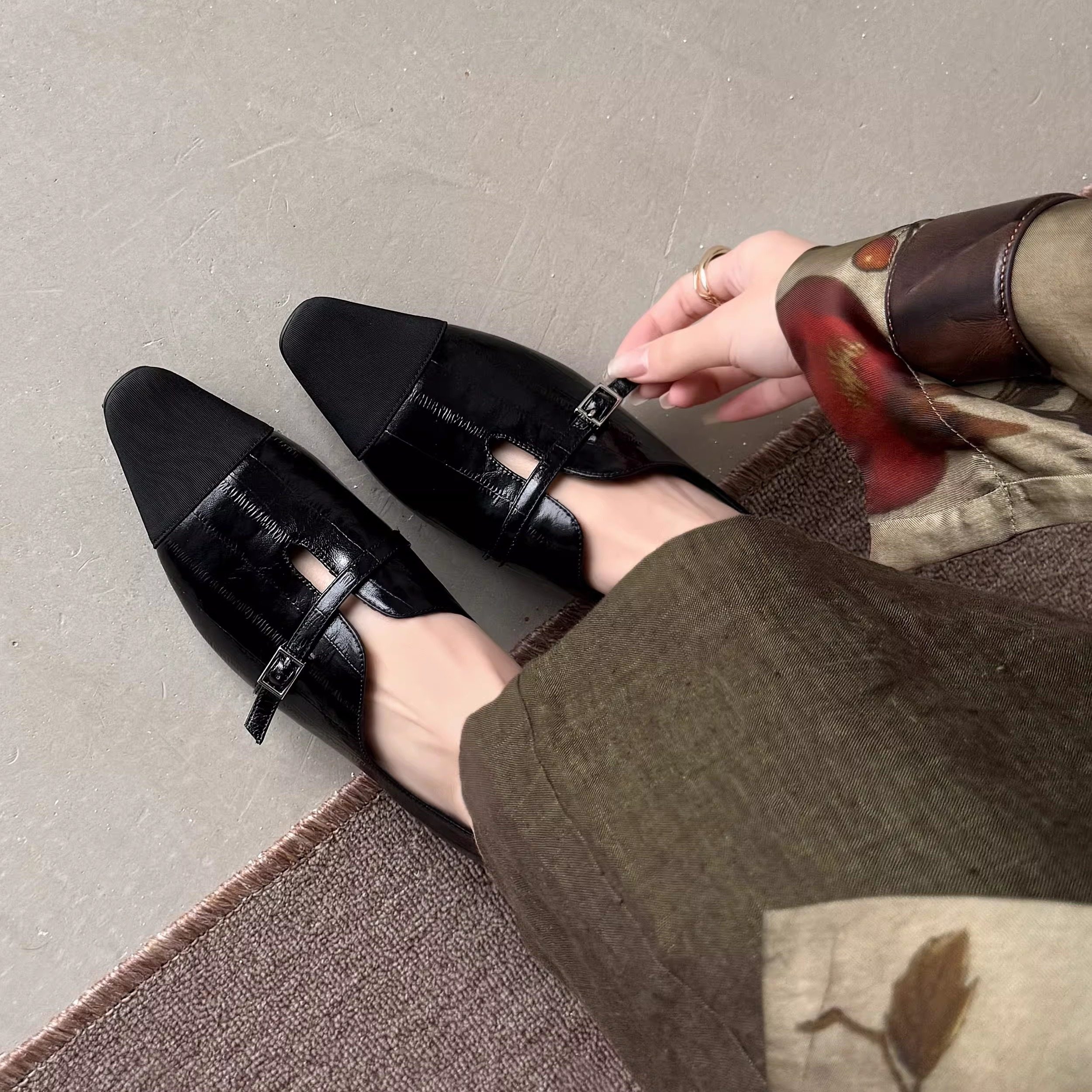 2.8cm真皮低跟黑色英伦风小皮鞋女内增高平底皮带扣拼色懒人单鞋