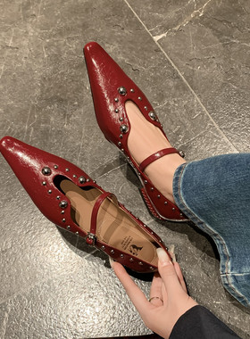 2cm真皮低跟红色浅口一字带玛丽珍鞋女方跟平底尖头铆钉复古单鞋