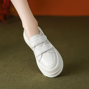 2023春新款真皮厚底圆头魔术贴乐福鞋女坡跟松糕底米白色漆皮单鞋