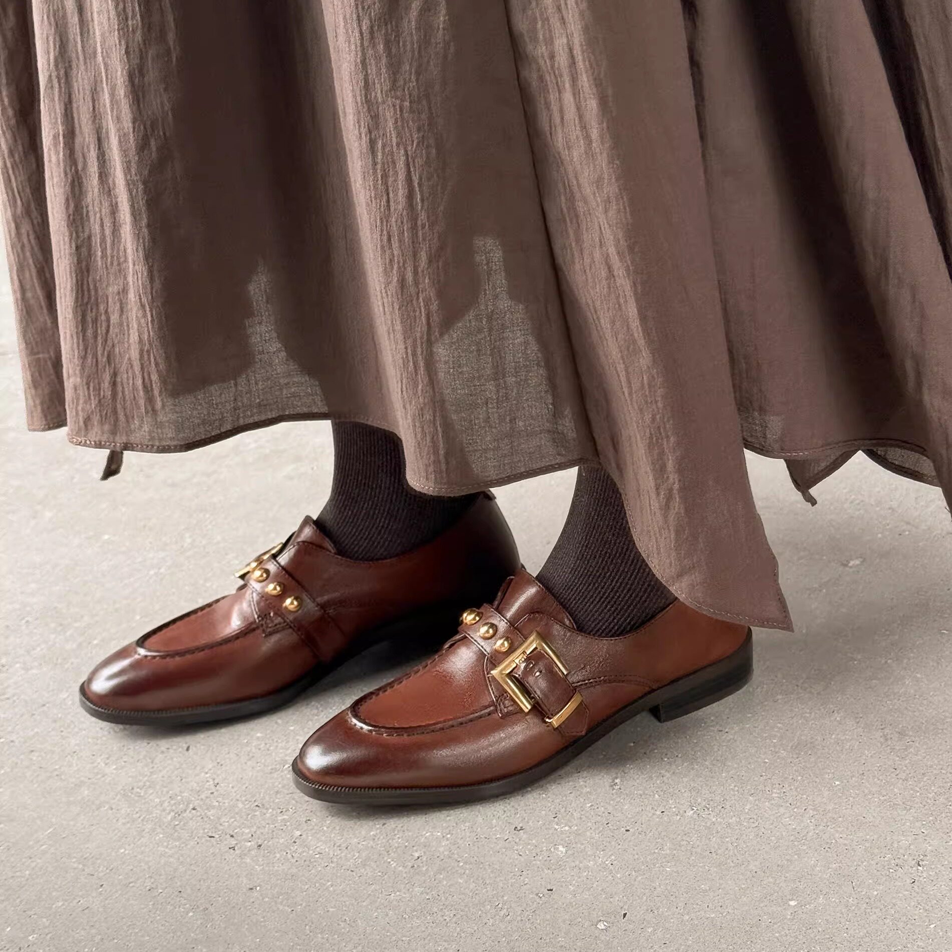 1.5cm真皮低跟棕色英伦风小皮鞋女粗跟圆头皮带扣懒人鞋铆钉单鞋