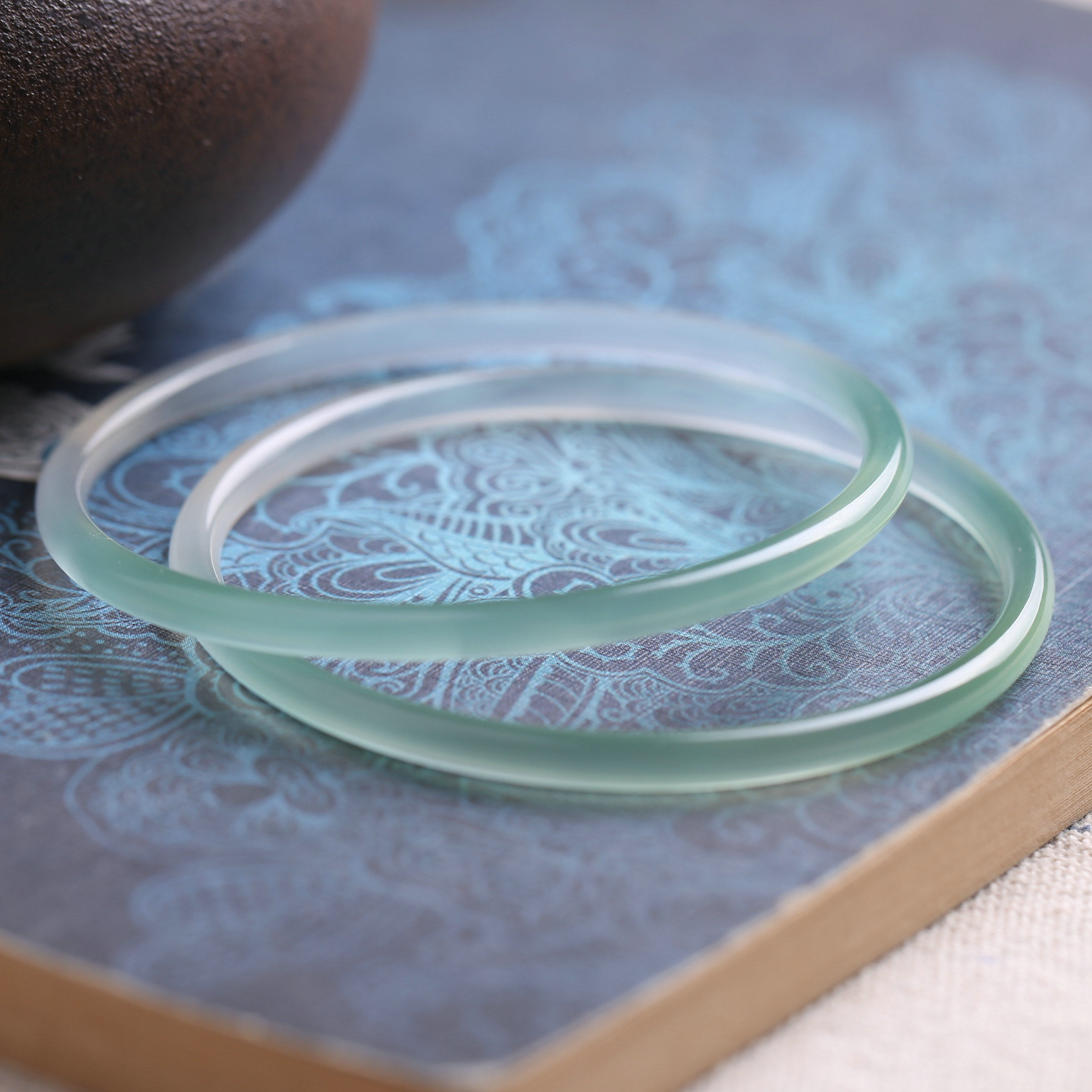 天然玉髓叮当手镯半山水 青梅绿细条学生少女款 轻奢个性玛瑙一对