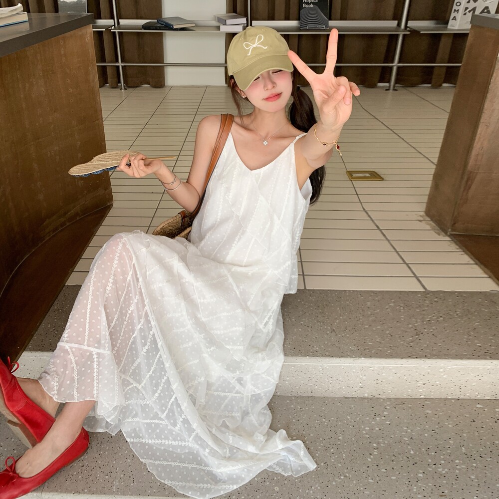白色荷叶边拼接吊带连衣裙女夏季2025新款独特绝美度假风初恋长裙,女装连衣裙,杭阁服饰