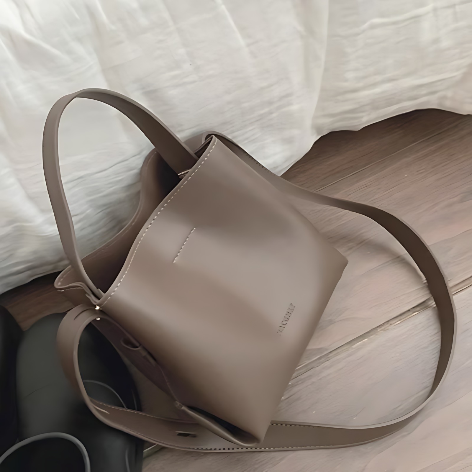 单肩包女2025新款通勤复古高级质感腋下包大容量水桶包时尚斜挎包