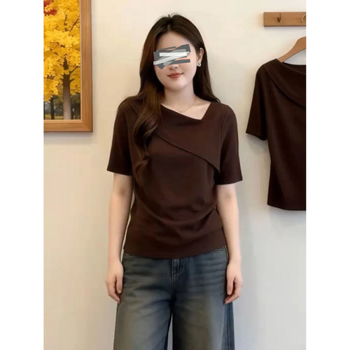 复古咖色斜领短袖t恤女夏2026新款大码胖mm时尚设计感不规则上衣