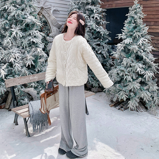 白色短款圆领菱格羽绒服女2025冬季新款轻薄保暖外套洋气流行爆款