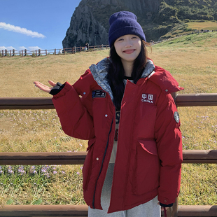 短款连帽红色工装羽绒服女2025新款小个子设计感白鸭绒巨好看外套