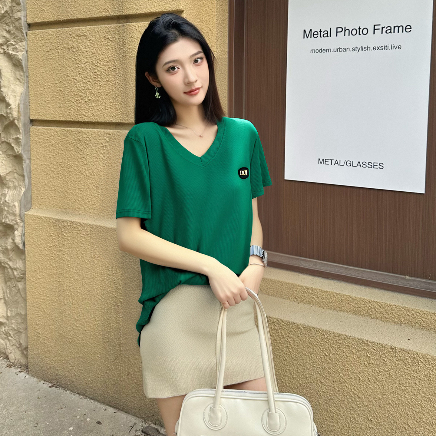 女士纯色短袖V领T恤2025新款显瘦修身遮肉女装弹力大码妈妈装上衣