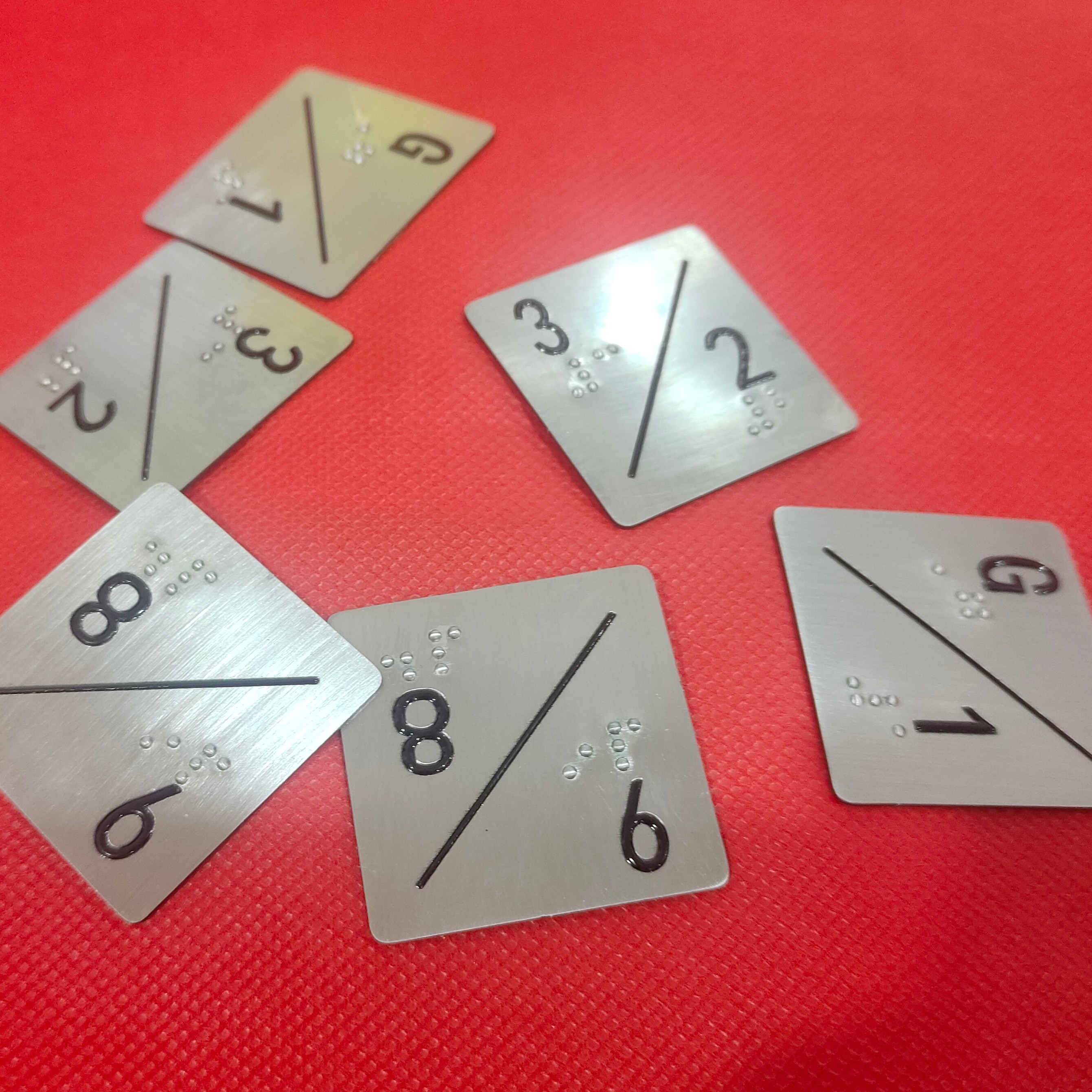 电梯按钮无障碍标识牌残疾人无障碍标识牌残疾人无障碍标识牌定制