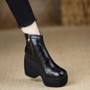 手工女鞋 10cm坡跟短靴女防水台高跟靴手抓软皮增高黑色 2025年新款