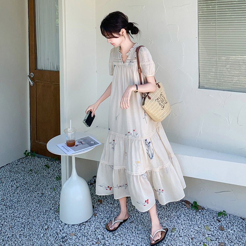 法式温柔风刺绣连衣裙女2025夏季新款高级感海边度假风V领长裙子图片