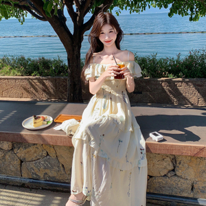 海边度假风一字肩吊带连衣裙女2025夏季新款甜美气质收腰碎花长裙图片