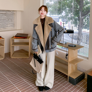 设计感PU皮拼接牛仔派克服女冬季加绒加厚皮毛一体机车羊羔毛外套图片