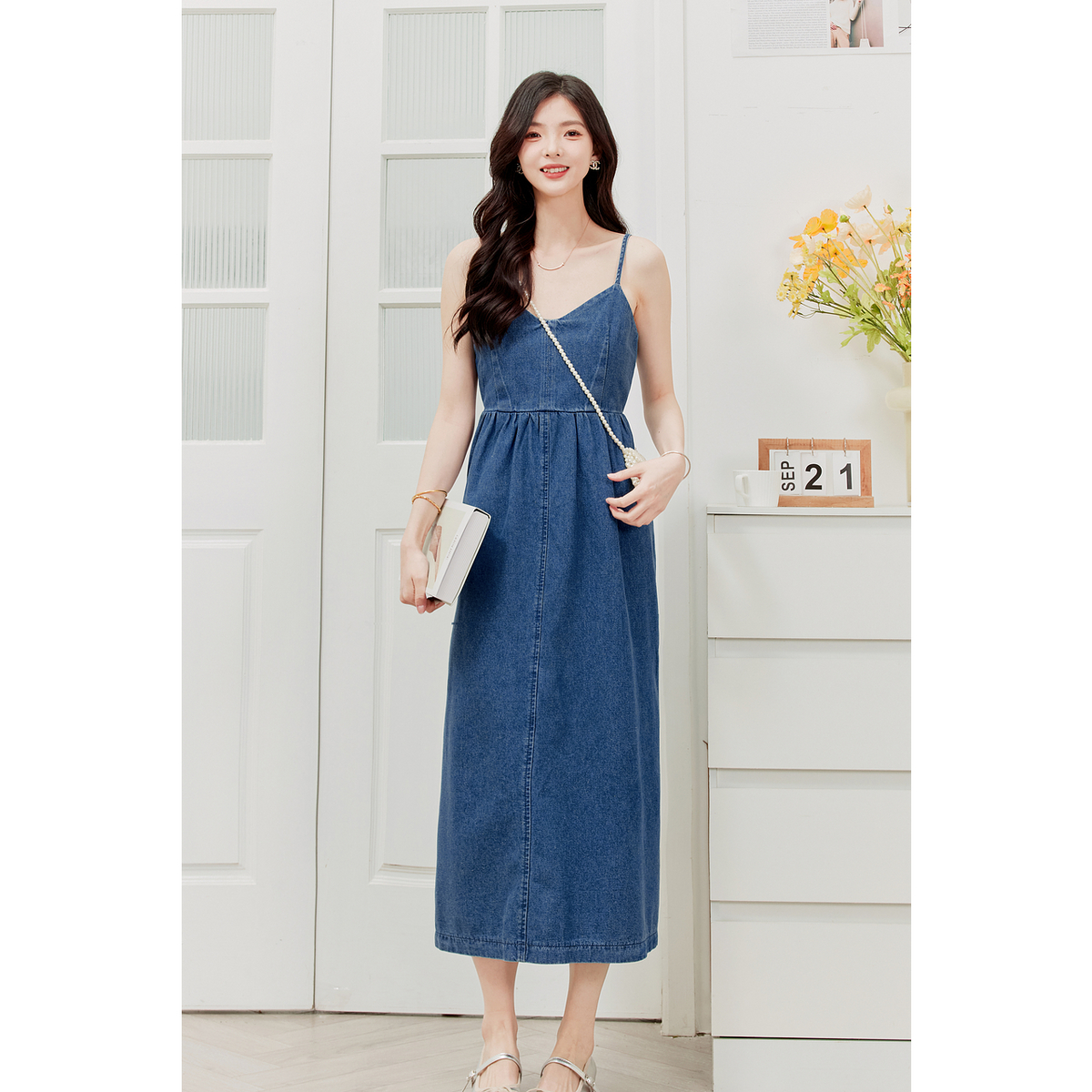 诗凡黎v领牛仔吊带连衣裙2024夏新款纯棉无袖流行漂亮好看中长裙