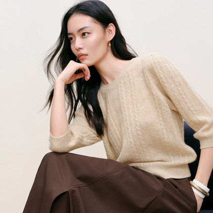 伊芙丽圆领中袖绞花百搭设计感羊绒衫女2024春款百搭气质上衣
