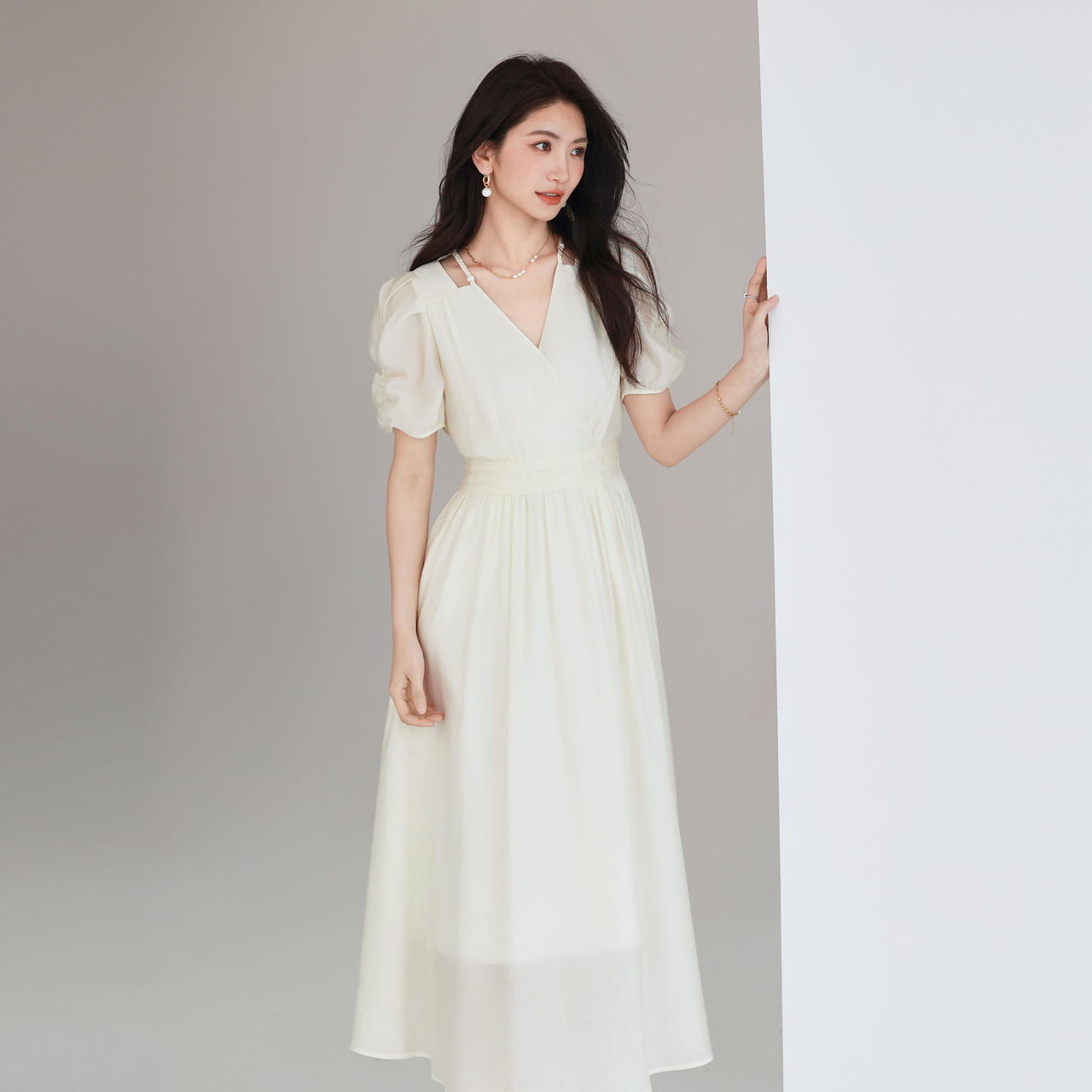 伊芙丽吊带露肩泡泡袖镂空设计感白色仙女连衣裙女2025春季新款