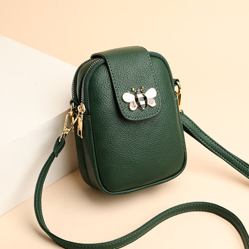 放手机的小包女新款冬季可爱网红