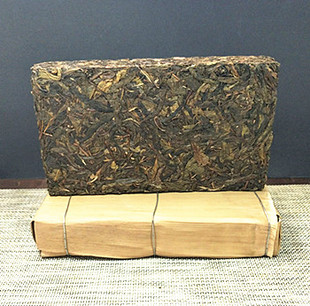 2010年名山笋壳黄金叶古树纯料1000克黄片大青砖云南普洱特价生茶